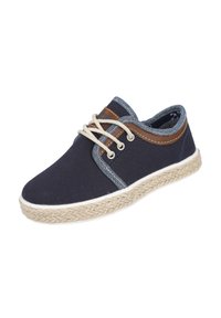 Zapatos de lona azul marino con acentos de cuero marrón claro y costuras blancas. Presentan una suela de yute tejido beige y cordones crema. Diseño de punta redondeada.