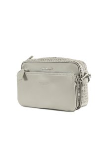 Bolso cruzado de cuero gris con patrón en relieve y logo. Dos compartimentos con cremallera, textura suave y detalles en hardware plateado.