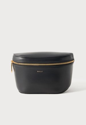 Μαύρο δερμάτινο τσαντάκι μέσης Bally με χρυσλό φερμουάρ και μικρό χρυσό λογότυπο μπροστά, στρογγυλεμένο ορθογώνιο σχήμα.