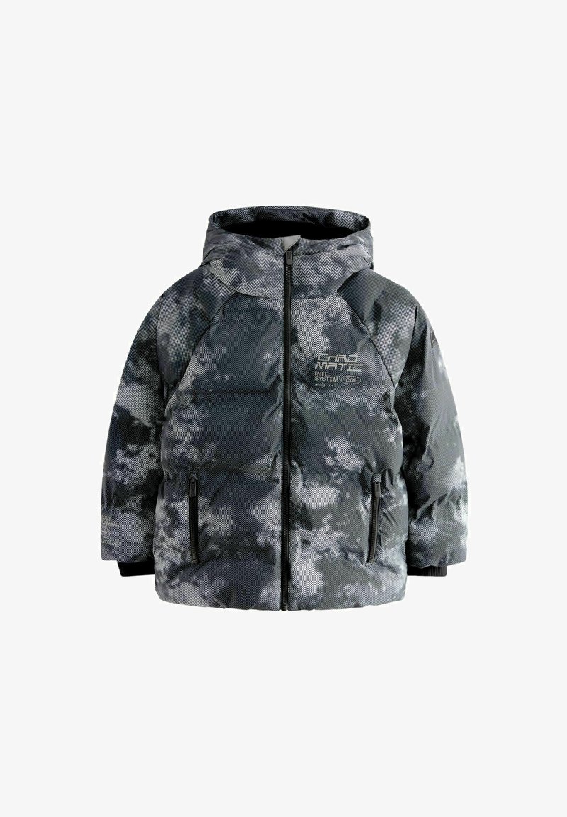 Gevoerde jas in grijs met een wolkenpatroon, voorzien van een ritssluiting aan de voorkant, twee zijzakken en een capuchon. De materialen zien er duurzaam en weersbestendig uit.