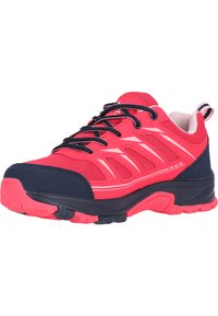 Chaussure d'intérieur/extérieure avec une tige en maille rose vif ornée d'accents navy, une semelle en caoutchouc épaisse et des rayures blanches contrastées sur les côtés.