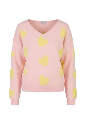 Jersey de cuello en V color rosa claro con patrones de corazones amarillos dispersos por el frente y las mangas, puños y dobladillo acanalados.