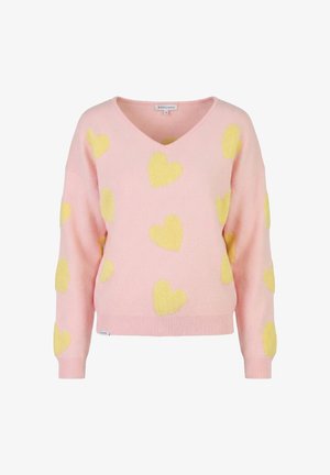 Jersey de cuello en V color rosa claro con patrones de corazones amarillos dispersos por el frente y las mangas, puños y dobladillo acanalados.