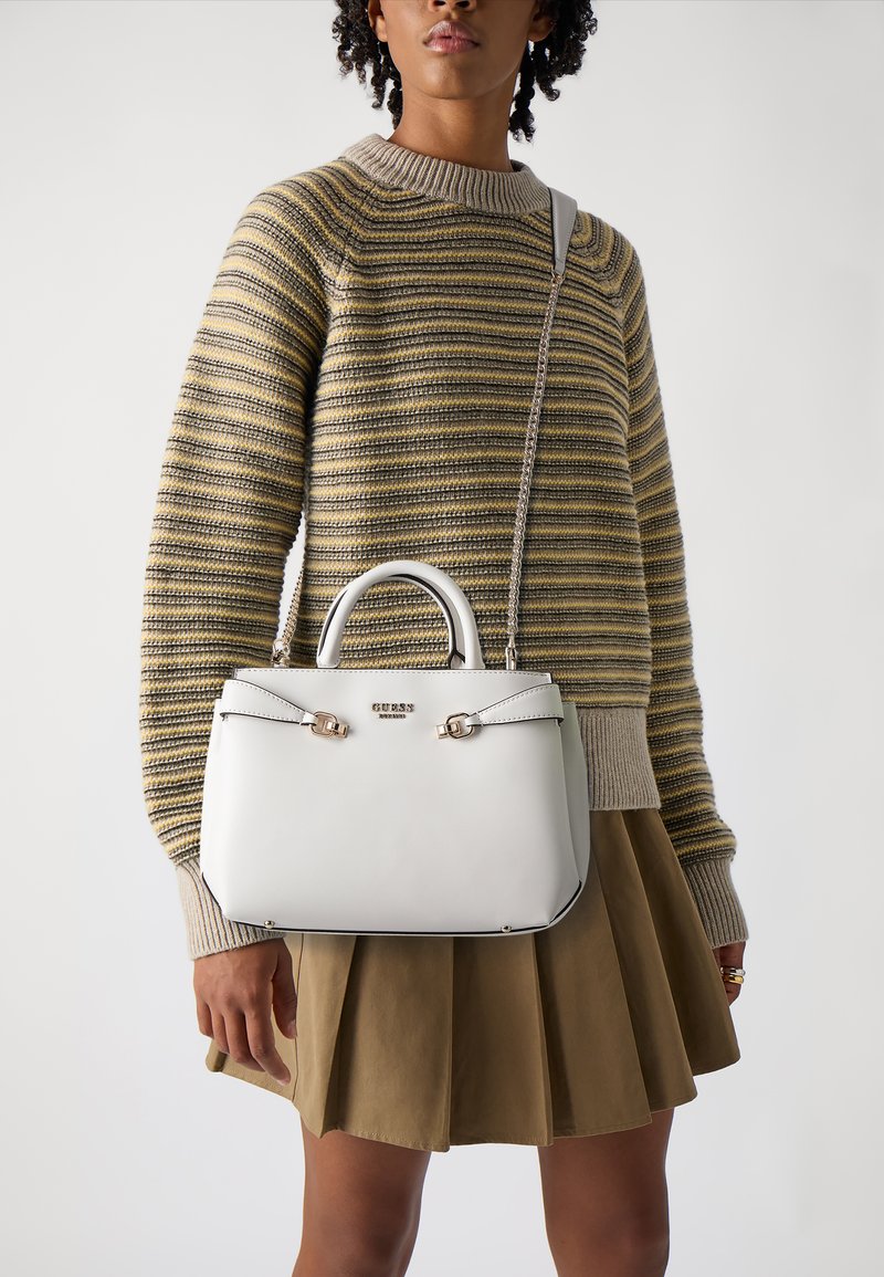 Borsa bianca in pelle con un design strutturato, manici superiori e una tracolla a catena. Presenta dettagli dorati e un marchio sul davanti.