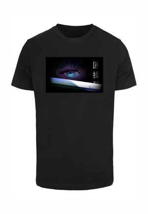 Camiseta negra con un gráfico centrado que representa un ojo detallado y una hoja. El gráfico presenta colores azul, negro y blanco con acentos de texto.