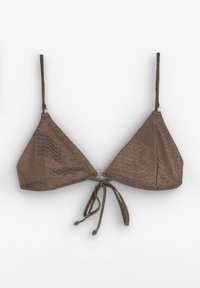 Top bikini triangolare marrone con motivo in pelle di serpente, spalline sottili e chiusura a cravatta sul retro. Finitura testurizzata e liscia.