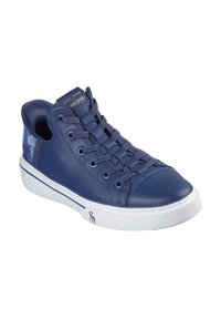 Zapatilla de cuero azul marino con punta redonda, diseño bajo, suela de goma blanca y cordones en la parte delantera. Presenta una textura suave y acentos sutiles.