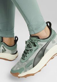 Puma VOYAGE NITRO 3 - Laufschuh Trail - eucalyptusalpine snowblack/grün