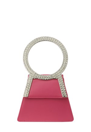 Pink læder håndtaske med en struktureret bund og et rundt håndtag prydet med rhinsten, som har en glat overflade og et slankt design.
