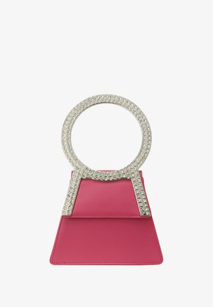 Pink læder håndtaske med en struktureret bund og et rundt håndtag prydet med rhinsten, som har en glat overflade og et slankt design.