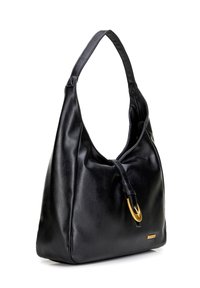 Bolso hobo de cuero negro con una forma relajada, una sola correa para el hombro y un acento de hardware en tono dorado en la tira del cierre.