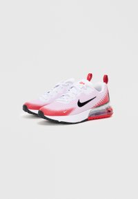Futócipő fehér hálós felsőrésszel, piros pöttyös mintázattal, fekete Nike-logóval és piros díszítésekkel; átlátszó levegő párnázás a talpban.