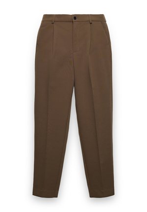 Pantalon marron sur mesure avec passants de ceinture, fermeture à boutons sur le devant, poches latérales et plis repassés le long des jambes, sur fond blanc.