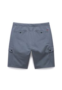 Shorts de cargo grises con una textura suave, que cuentan con dos bolsillos traseros y bolsillos laterales asegurados con botones. Diseño sencillo con líneas limpias.