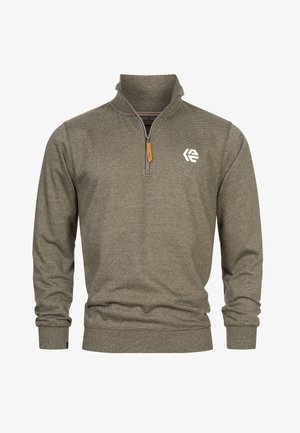 Olivgrön halvmackad tröja i texturerat tyg. Har långa ärmar, ribbade muddar och en logotyp på vänster bröst.