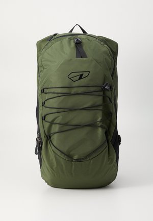Rucsac din material verde, cu un sistem de cordon bungee în față și un panou lateral negru. Dispune de fermoare și o mână de transport în partea de sus.
