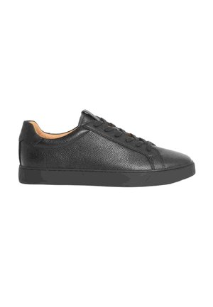 Czarny skórzany niski sneaker z teksturowaną powierzchnią, czarnymi sznurówkami i płaską podeszwą, pokazany z zewnętrznej strony na białym tle.
