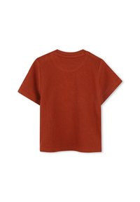 T-shirt à manches courtes de couleur rouille avec un col rond, fabriqué en tissu texturé. Design épuré et simple sans motifs ni accents visibles.