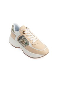 Beige lädersneakers med vita accenter, panel av texturerat tyg med en design, rund logotypdetalj och en vadderad vit sula.