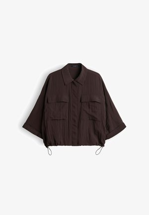 Dunkelbraune kurzärmelige Jacke mit Kragen, zwei vorderen Klapptaschen und verstellbaren Kordeln am Saum, auf weißem Hintergrund dargestellt.