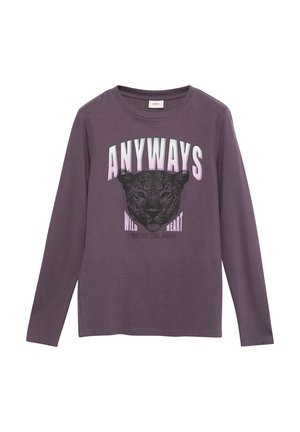 T-shirt à manches longues en coton violet avec un col rond. Présente un graphique de léopard et le texte "DE TOUTE FAÇON, CŒUR SAUVAGE, CAPTE L'AMBIANCE".