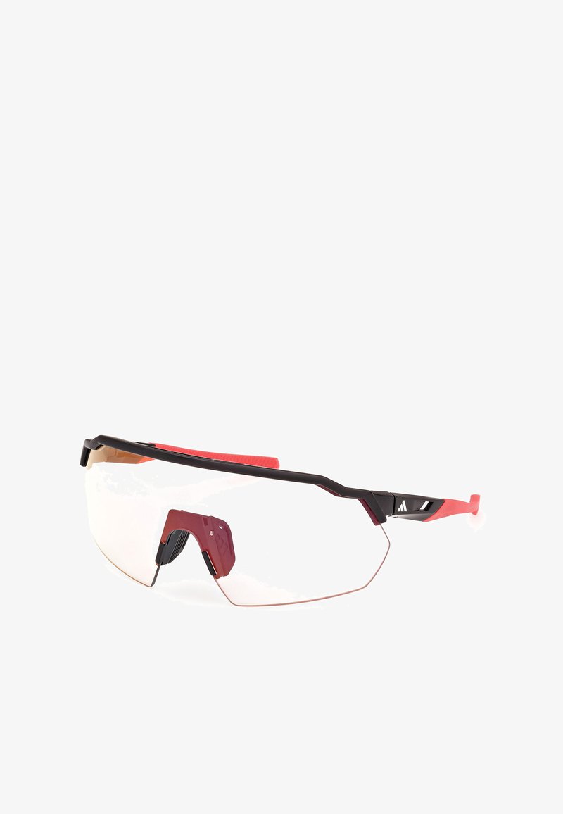 Ochelari de soare sport cu un design înfășurător, cadru roșu și negru, lentile clare și gripuri texturate pe tâmple pentru confort și potrivire îmbunătățite.