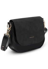 Borsa a tracolla nera in ecopelle con chiusura a pattina, hardware dorato e tracolla regolabile. Presenta una texture liscia e un design minimalista.