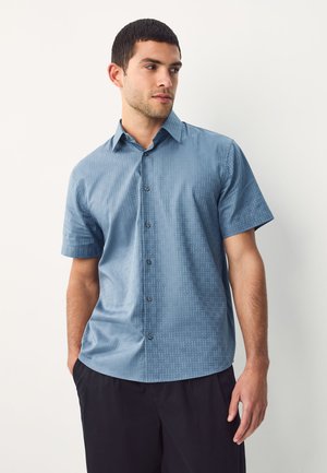REGULAR FIT GEOMETRIC SHORT SLEEVE SMART - Srajca - dusky blue monogram