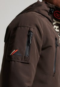 Superdry & Co ULTIMATE SD CHEATER - Chaqueta de entretiempo - dark oak brown