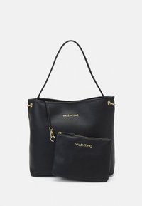 Fekete bőr bevásárlótáska texturált felülettel, aranyszínű fémkiegészítőkkel és eltávolítható, hozzáillő zsebbel. A logó jól láthatóan megjelenik.