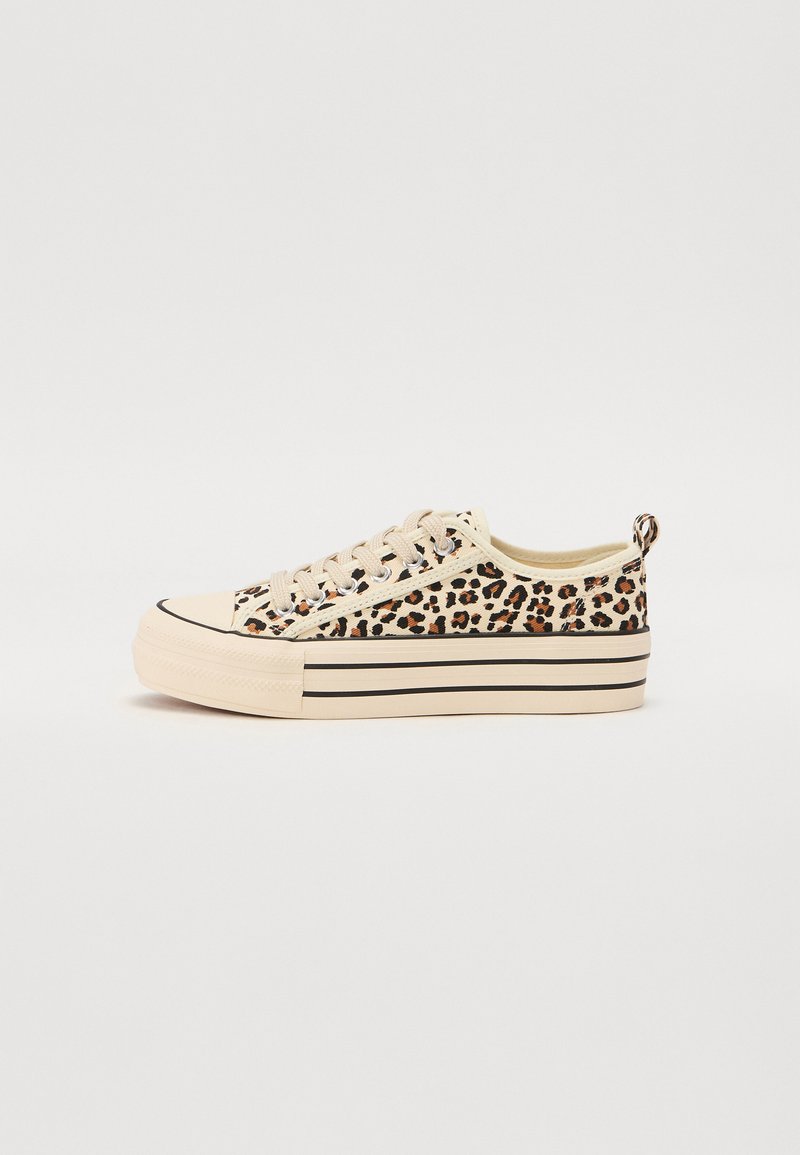 Sneakers in tela con stampa leopardata, base beige, punta rotonda, strisce nere sulla suola e design con lacci, arricchiti da dettagli testurizzati sui lati.