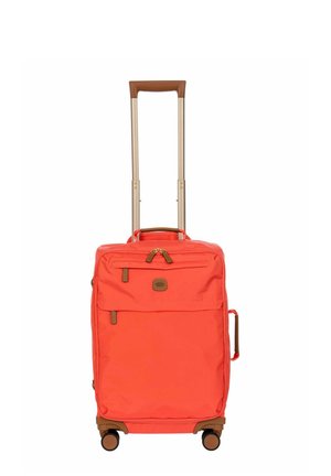 Valigia morbida rossa con manico telescopico, tasche anteriori con cerniera, maniglia laterale e quattro ruote per rotolare.