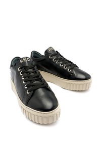 Czarne skórzane sneakersy z zaokrąglonym noskiem, grubą kremową podeszwą, płaskimi sznurowadłami oraz złotym brandingiem "RKO" na języku. Teksturowane wykończenie.