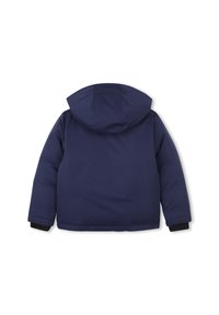 Giacca imbottita blu navy con cappuccio, caratterizzata da maniche lunghe e polsini a coste. Texture liscia con un design pulito e minimalista.