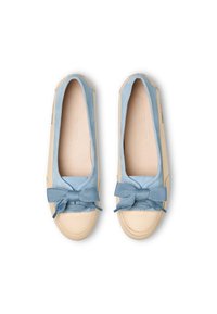 Ballerine in pelle beige con dettagli in suedeazzurro e un grande fiocco sulla punta. Superficie testurizzata e design con punta arrotondata.