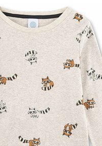 Maglietta a maniche lunghe grigia chiara con illustrazioni di procioni in marrone e nero. Collo rotondo a costine e materiale in cotone morbido.