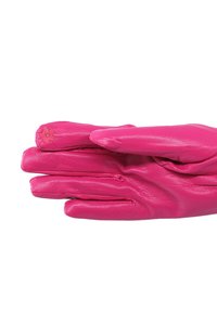 Guanti in pelle rosa con una texture liscia, design aderente e dettagli arricciati al polso, che mostrano cuciture precise e punte delle dita senza cuciture.