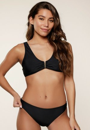 Set di bikini nero con reggiseno triangolare caratterizzato da un centro arricciato e spalline larghe, abbinato a slip bikini a vita bassa. Texture liscia.