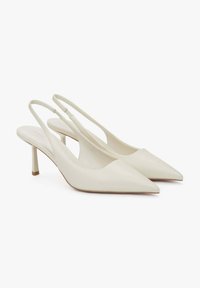 Białe szpilki slingback z czubkiem wykonane z gładkiej skóry. Oferują smukły obcas i minimalistyczny design z wyciętym detalem po boku.