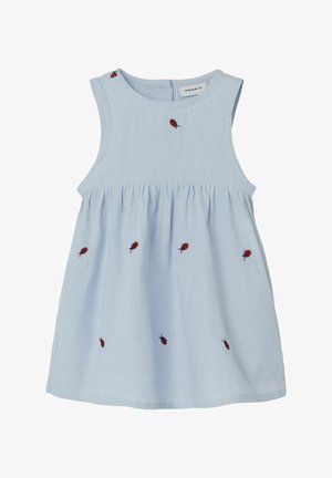 Abito di cotone azzurro chiaro con scollatura tonda e design senza maniche. Presenta coccinelle rosse ricamate sul davanti e vita arricciata.