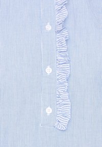 Camicia a righe verticali blu chiaro con patta frontale dotata di bottoni bianchi e una ruffles decorativa su un lato.