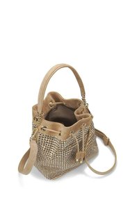 Bolso tipo bucket de ante en beige con embellishments de tachuelas, cierre de cordón y un asa corta, que incluye una correa de hombro larga y desmontable.