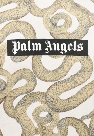 Λευκό ύφασμα με λεπτομερές σχέδιο φιδιού σε αποχρώσεις του πράσινου, με ένα μαύρο ορθογώνιο λογότυπο που γράφει «Palm Angels» με λευκά γράμματα.