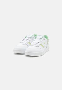 Sneakers bianchi con accentuazioni verdi, dotati di una parte superiore in pelle liscia, chiusura a laccio, collo imbottito e suola in gomma testurizzata.