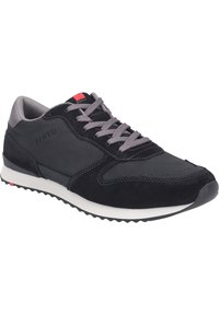 Schwarzer Sportschuh mit Obermaterial aus Wildleder und Synthetik, grauen Schnürsenkeln, weißer Zwischensohle und rotem Akzent auf der Zunge. Strukturierte Gummisohle.