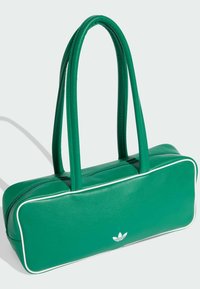 Zelena torba od umjetne kože rektangularnog oblika, s bijelim rezovima i dvije duge ručke. Na prednjoj strani nalazi se mali logo.