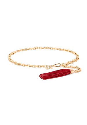 Goudkleurige kettingriem met ovale schakels en een afneembare rode suède kwastjesbedel op een witte achtergrond.