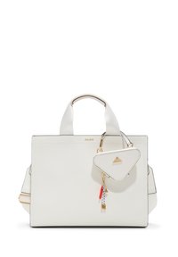 Hvid lædertaske med struktureret design, dobbelte håndtag, en aftagelig trekantet charme og guldfarvede hardware detaljer. Bemærkelsesværdig sort kantdetaljering.