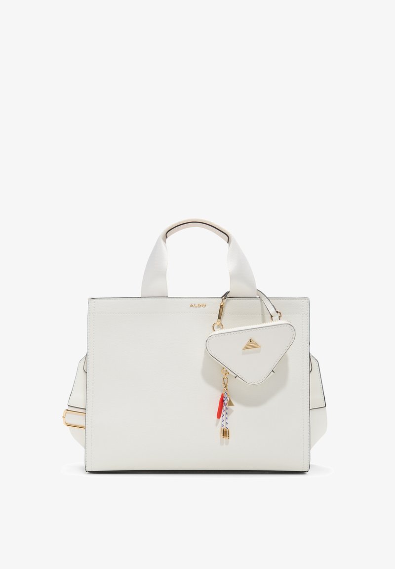 Hvid lædertaske med struktureret design, dobbelte håndtag, en aftagelig trekantet charme og guldfarvede hardware detaljer. Bemærkelsesværdig sort kantdetaljering.