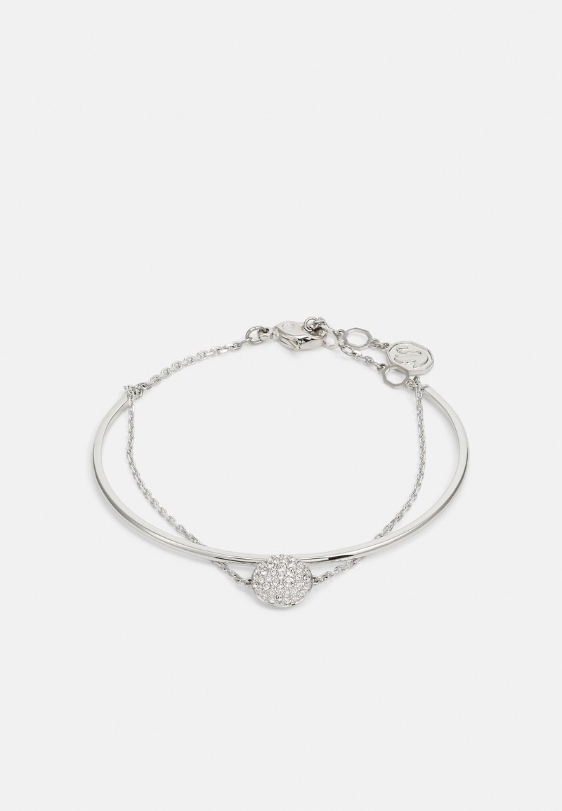 Pulseira de prata com uma banda lisa e curva e um pendente circular adornado com strass brilhantes, ligado por uma corrente delicada.